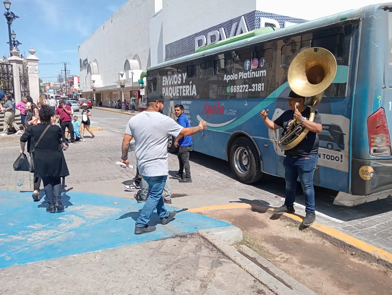 Músicos mazatlecos tocan en espacio público