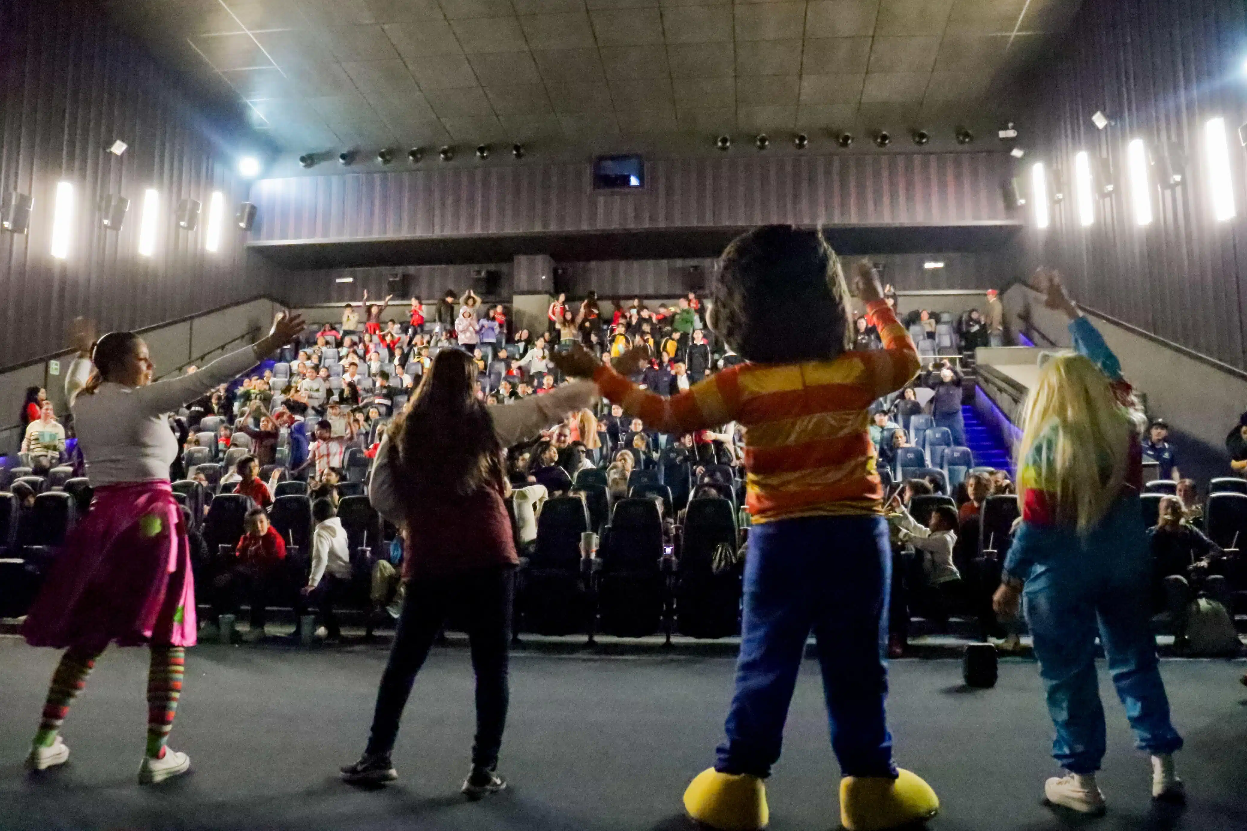 Niños de comunidades rurales de Ahome conocen el cine