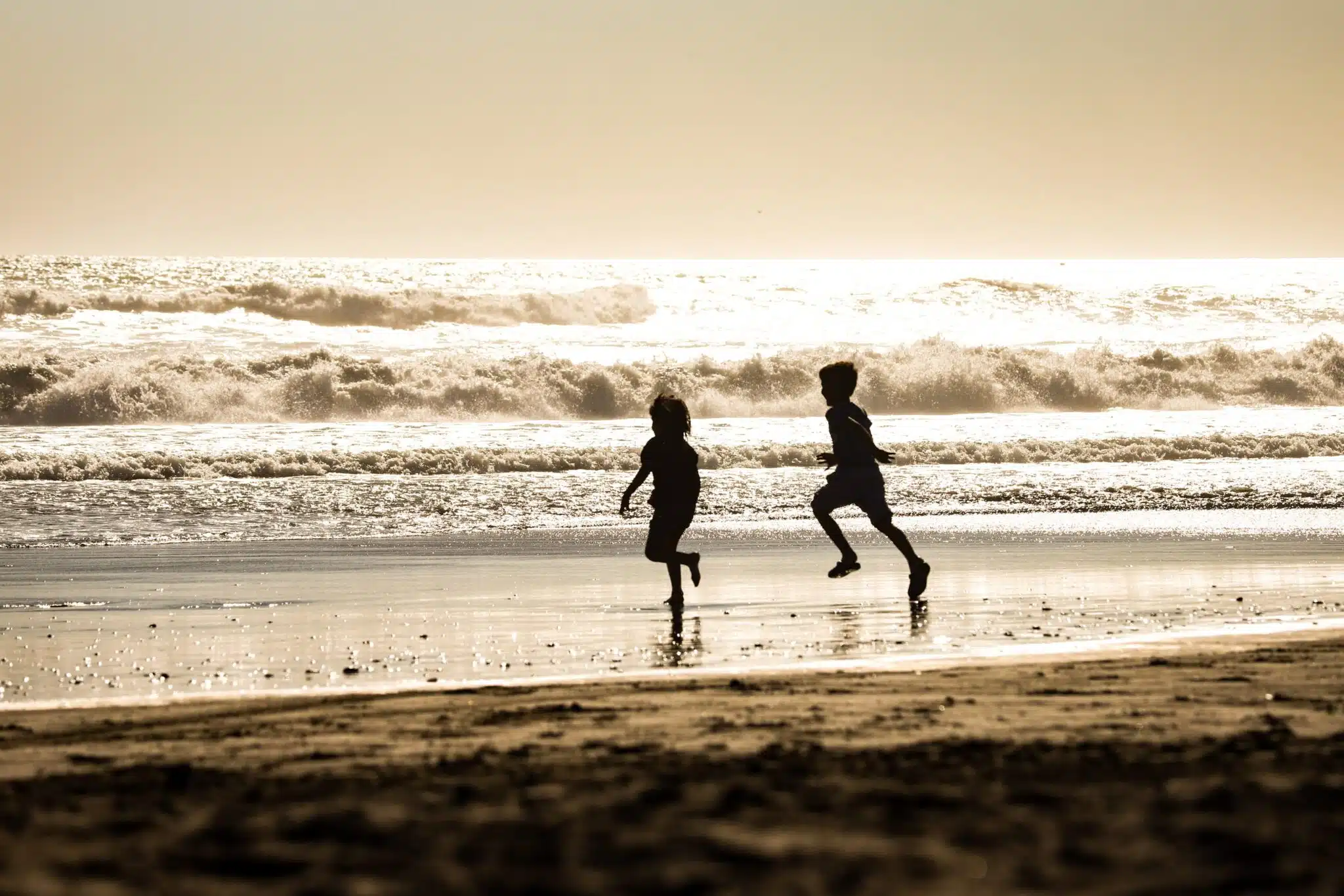 Niños corriendo en una playa de Sinaloa