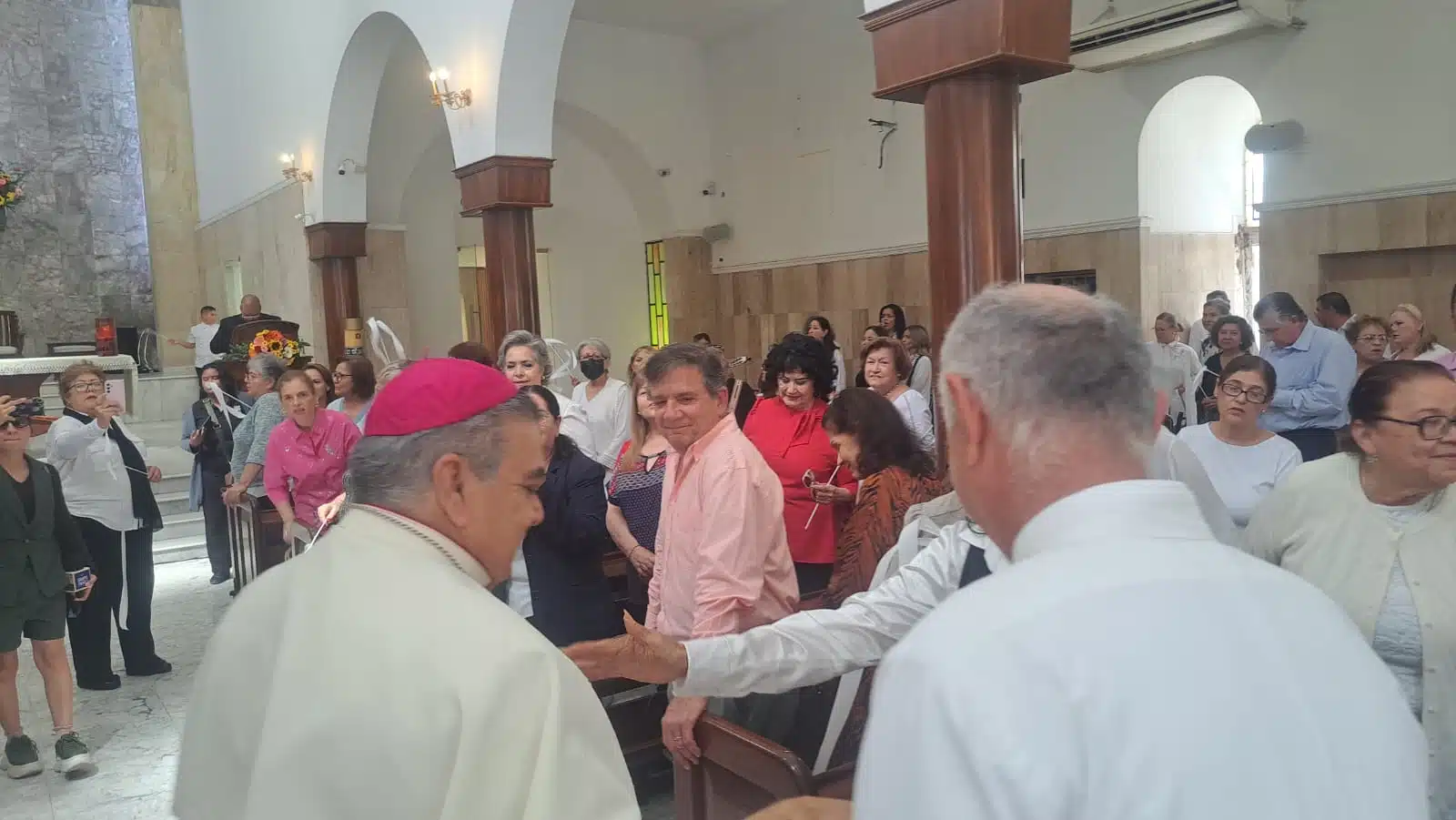 Jesús José Herrera Quiñónez, obispo de la Diócesis de Culiacán, visitando la iglesia del Sagrado Corazón de Jesús.