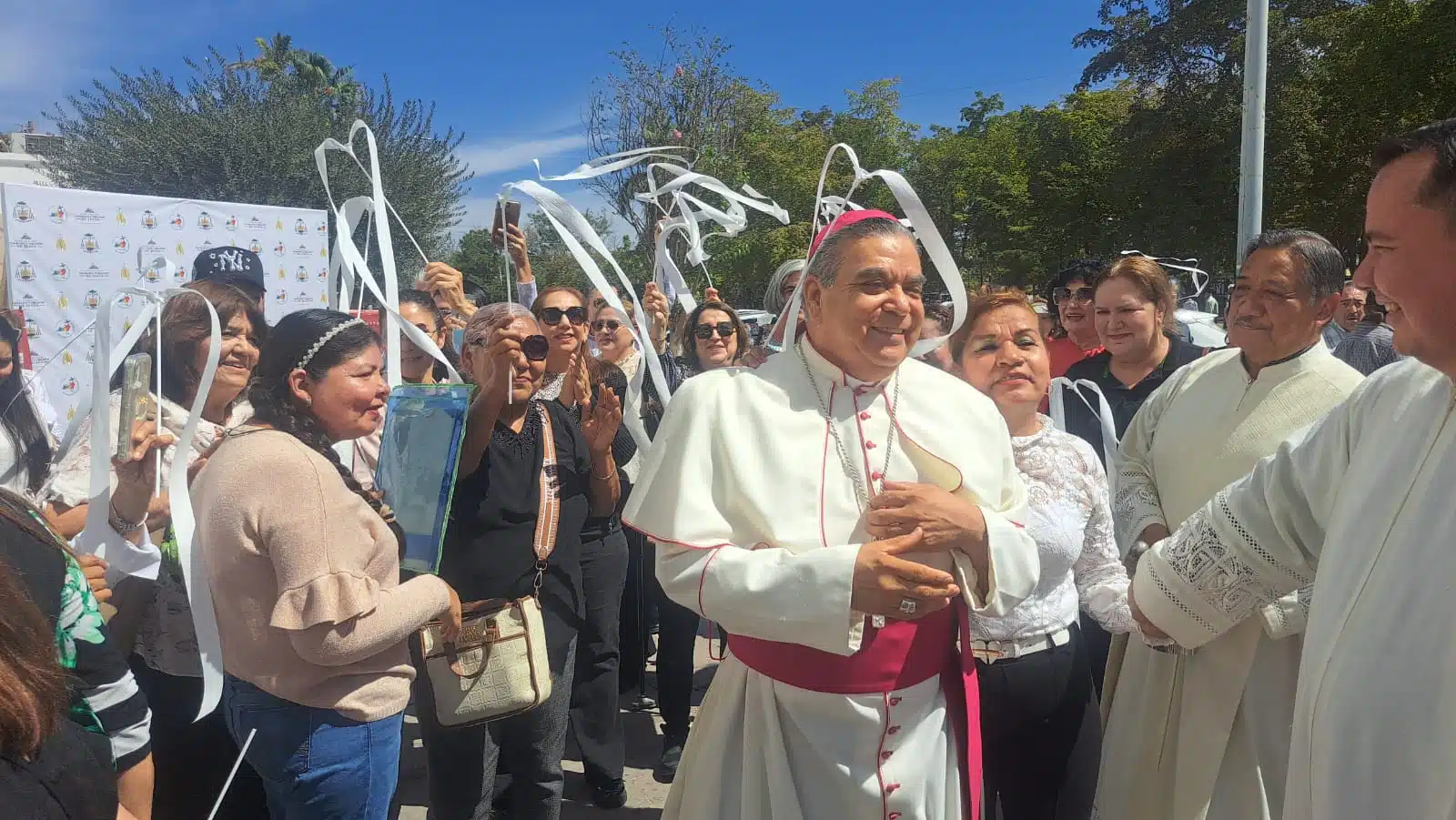 Jesús José Herrera Quiñónez, obispo de la Diócesis de Culiacán, visitando la iglesia del Sagrado Corazón de Jesús.