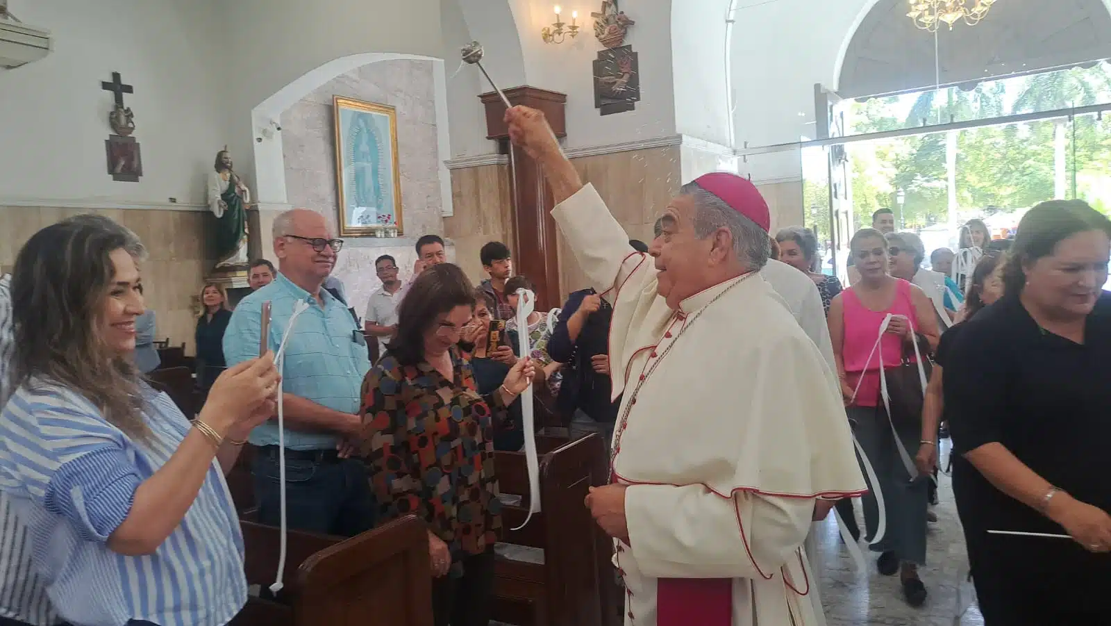 Jesús José Herrera Quiñónez, obispo de la Diócesis de Culiacán, visitando la iglesia del Sagrado Corazón de Jesús.