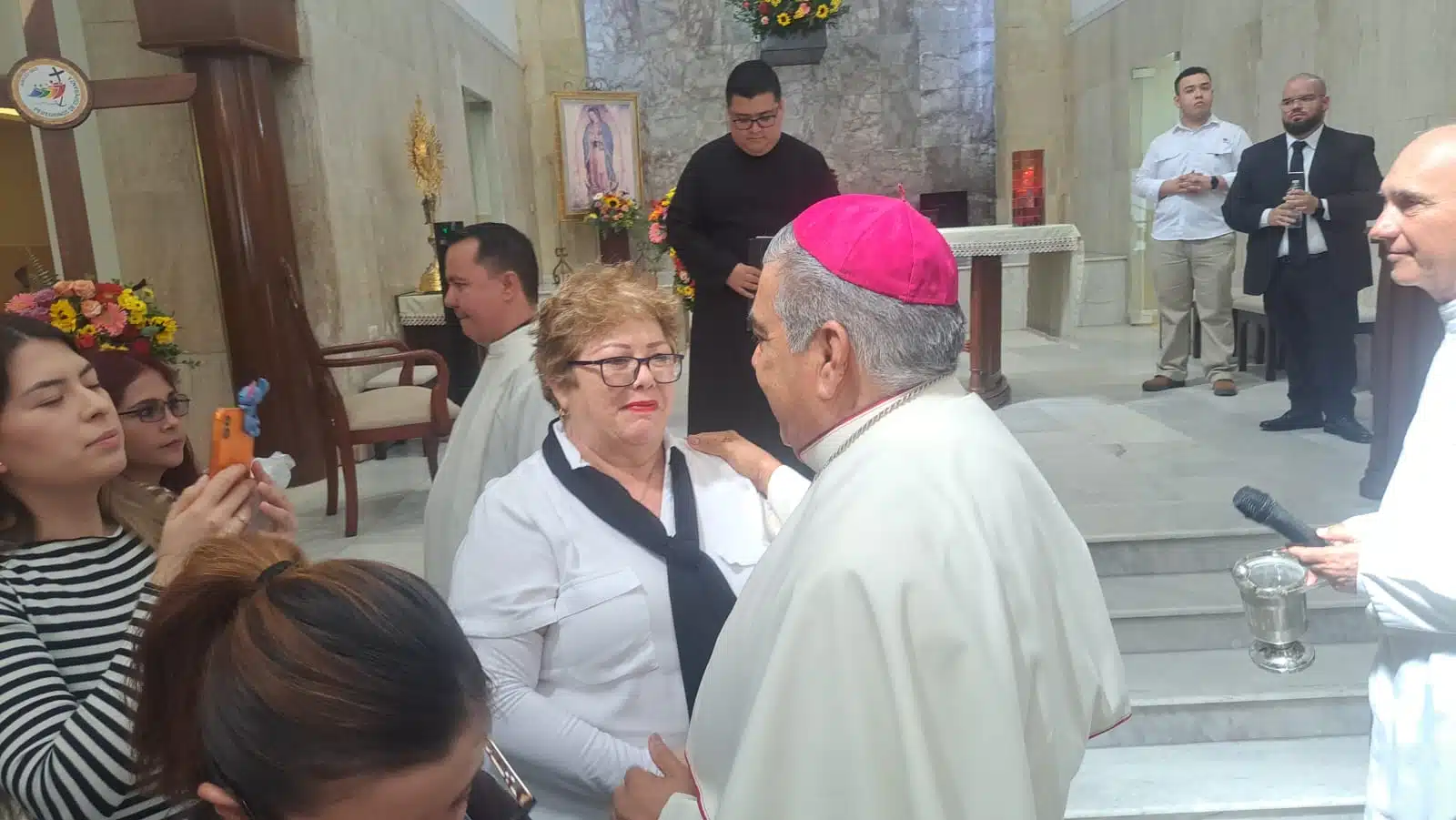 Jesús José Herrera Quiñónez, obispo de la Diócesis de Culiacán, visitando la iglesia del Sagrado Corazón de Jesús.