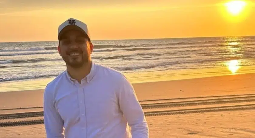 Omar en una playa al atardecer