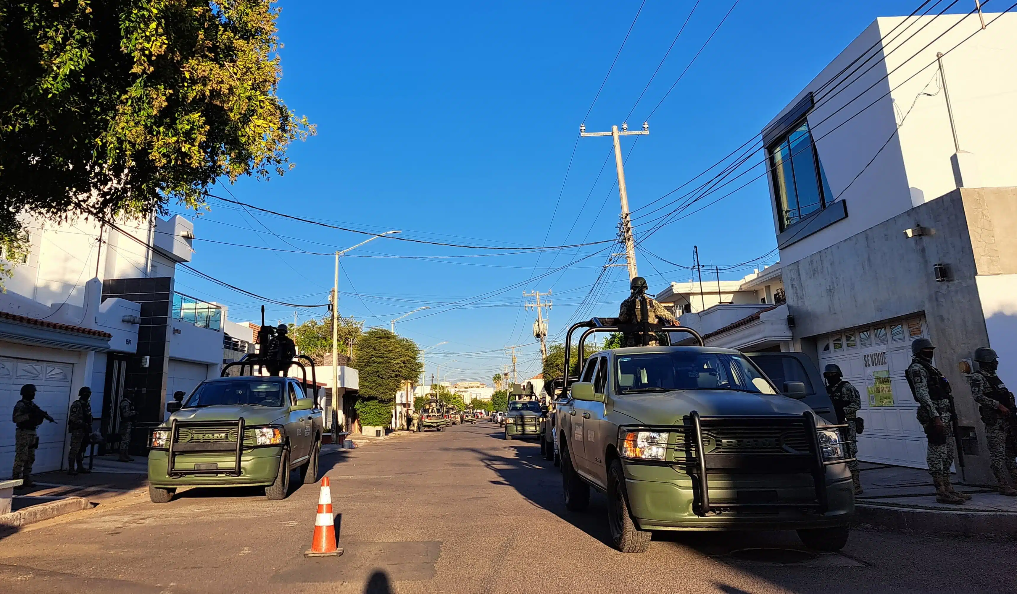 Vehículos militares en el sector Las Quintas