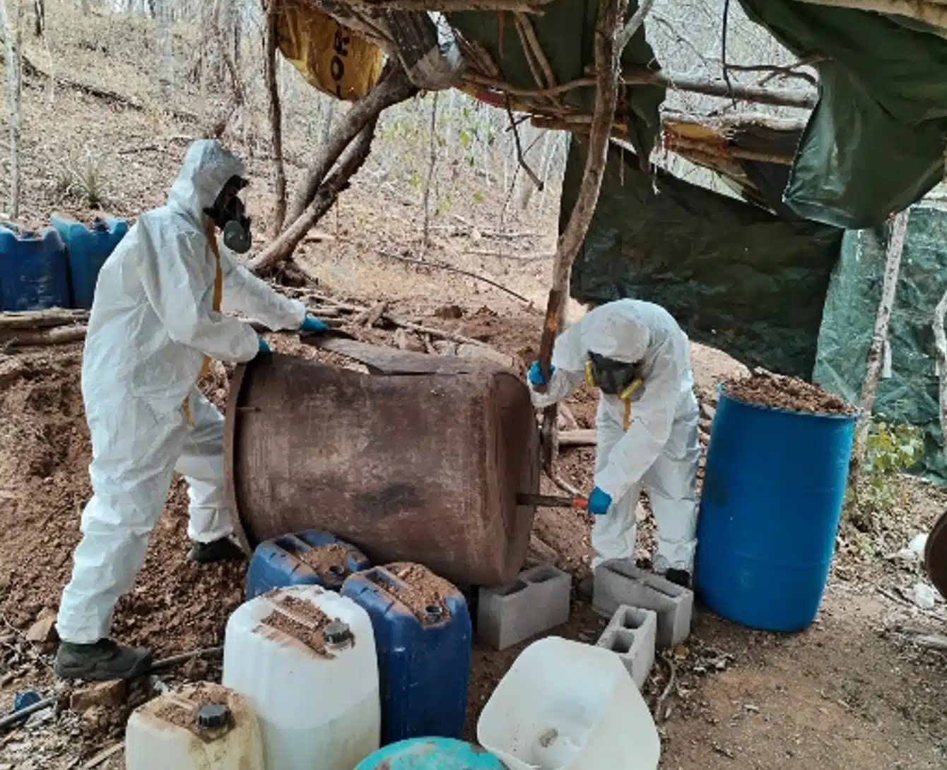 Elementos de seguridad en uno de los laboratorios asegurados