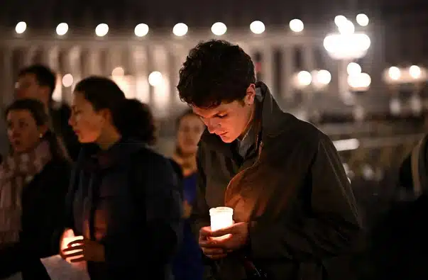 VIDEO: Cientos de personas acuden a la plaza de San Pedro para rezar por la salud del papa Francisco