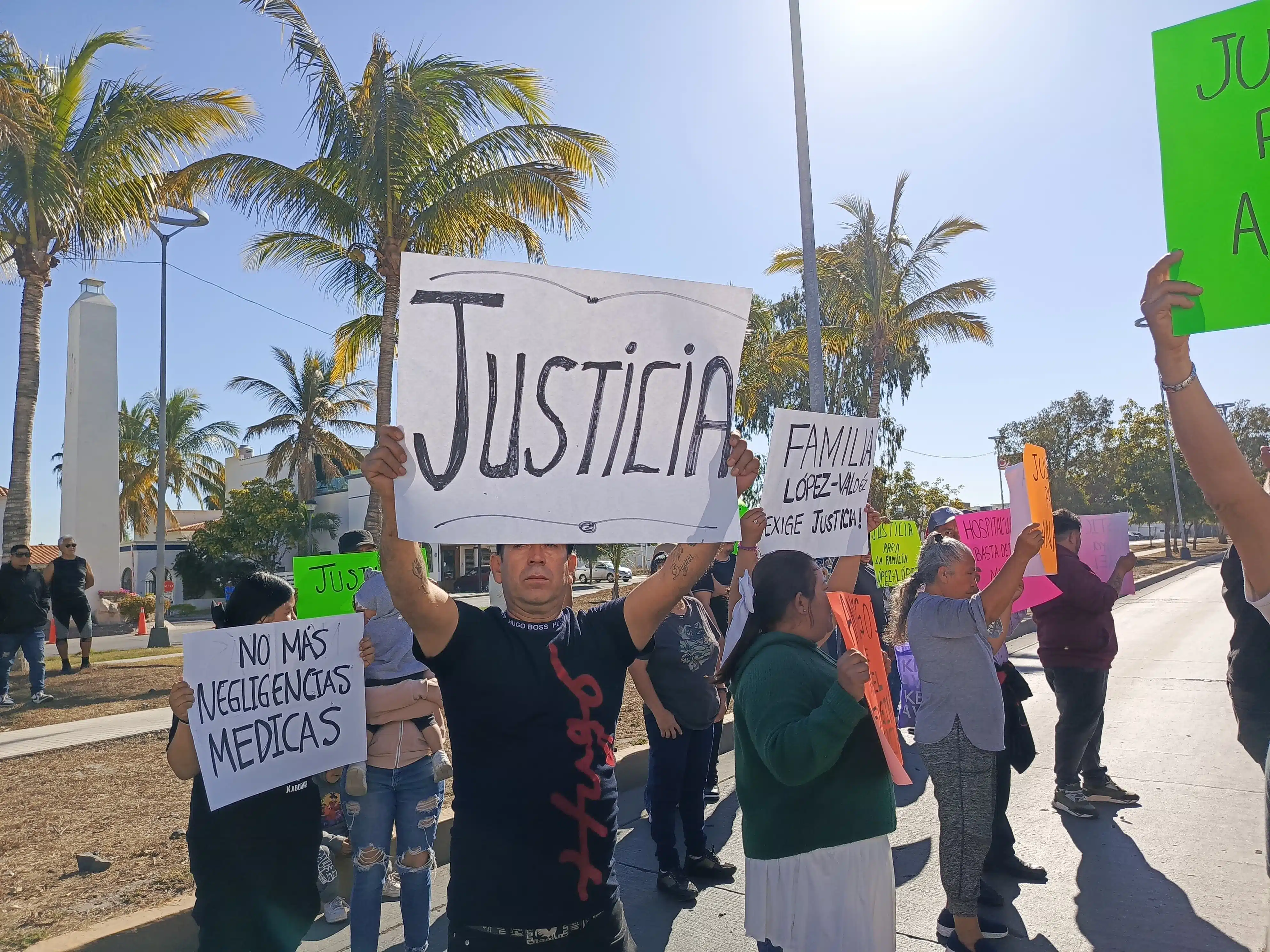 PROTESTA Familiares de Anael López protestan por presunta negligencia médica en Mazatlán