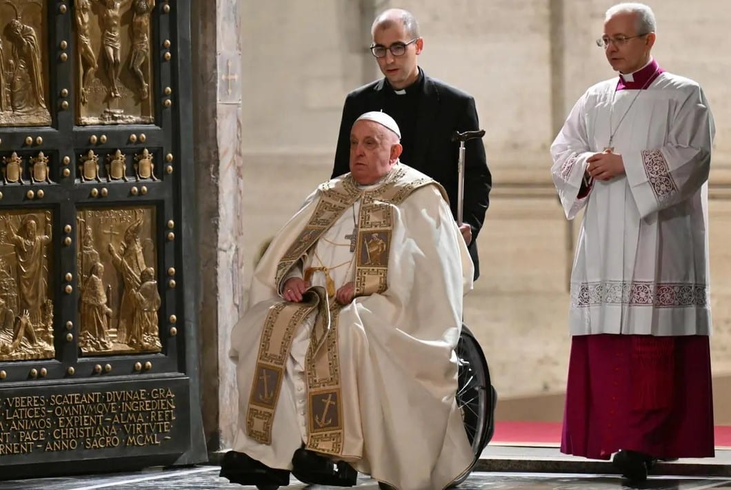 Hospitalización del papa Francisco podría prolongarse; presenta 