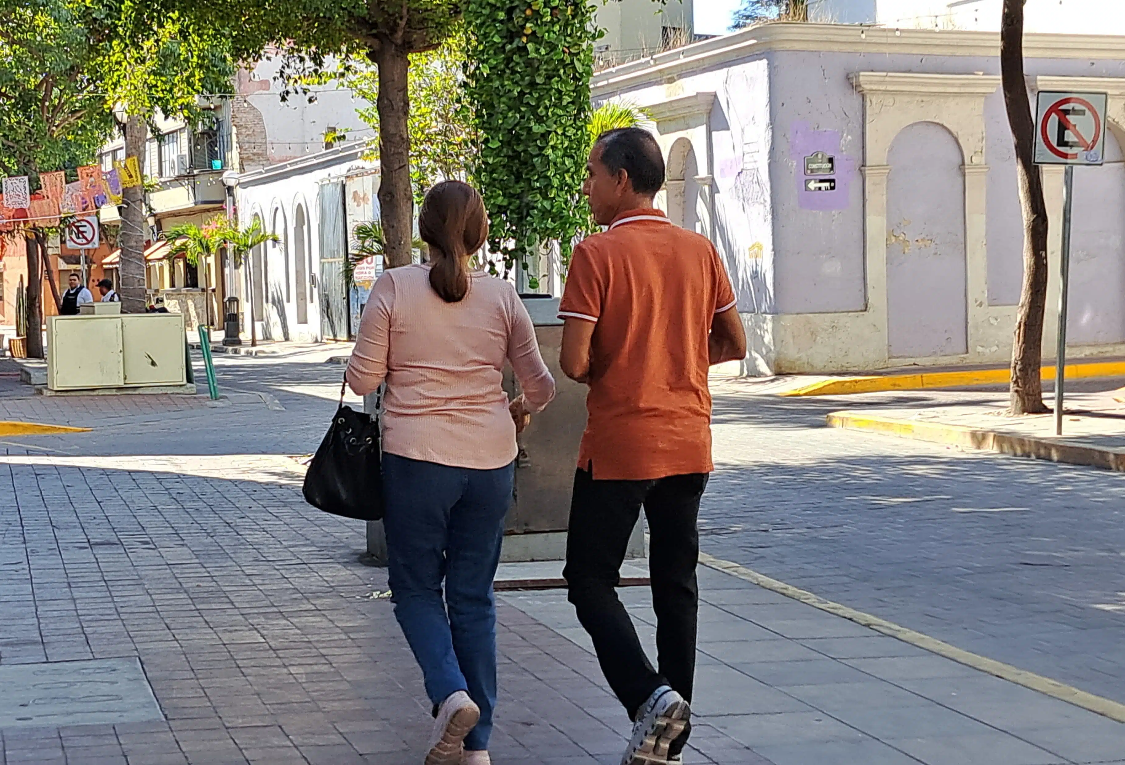 Parejas caminando