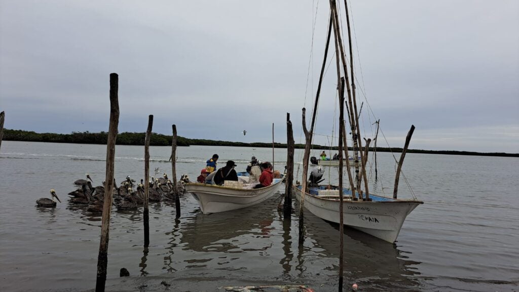 Pescadores en sus botes a punto de zarpar.