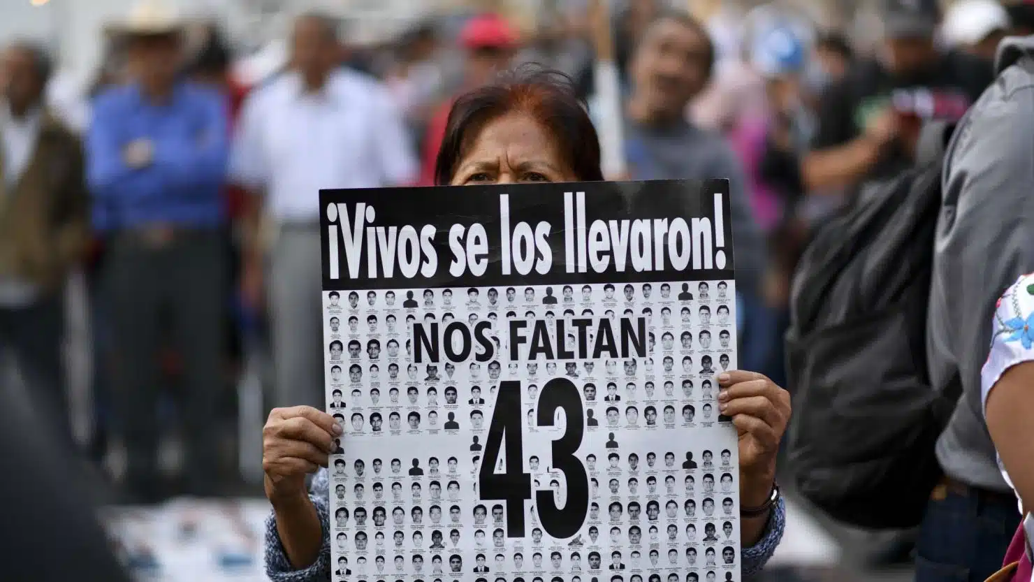 Piden revisar detenciones en el caso Ayotzinapa; padres de los 43 se reúnen con Sheinbaum