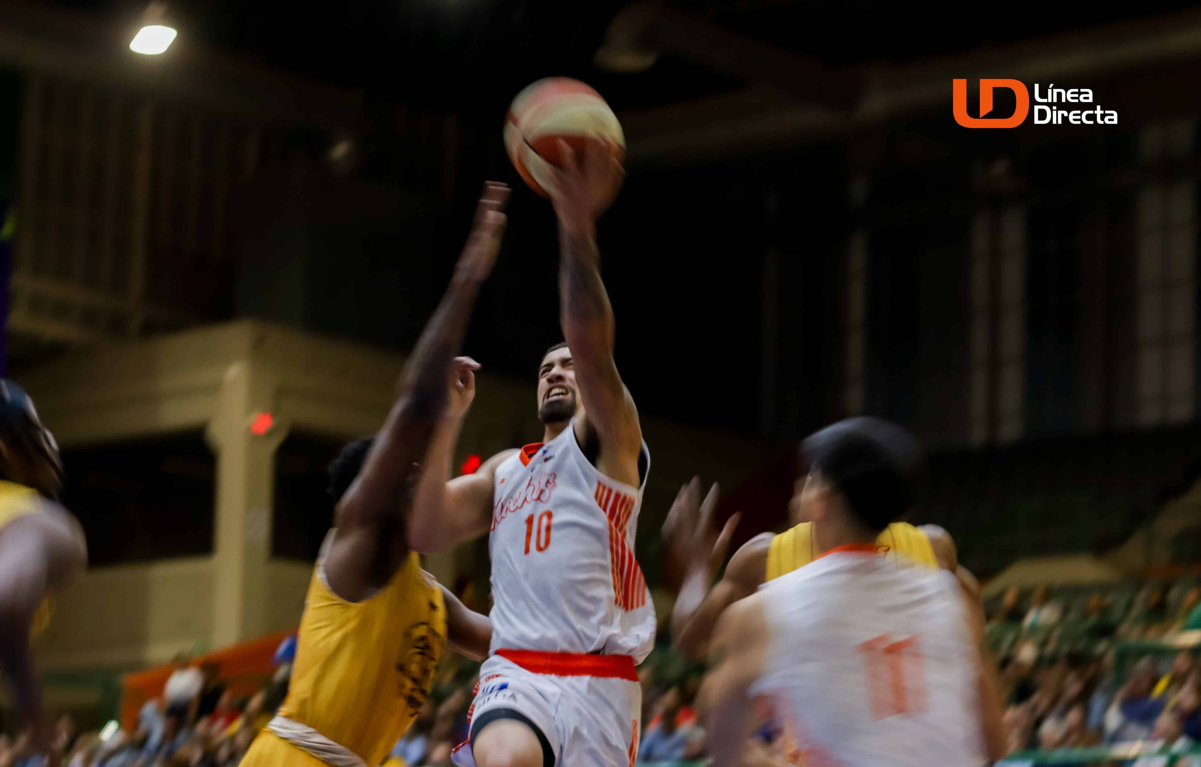 Juego de baloncesto entre Pioneros de Los Mochis y Frayles de Guasave