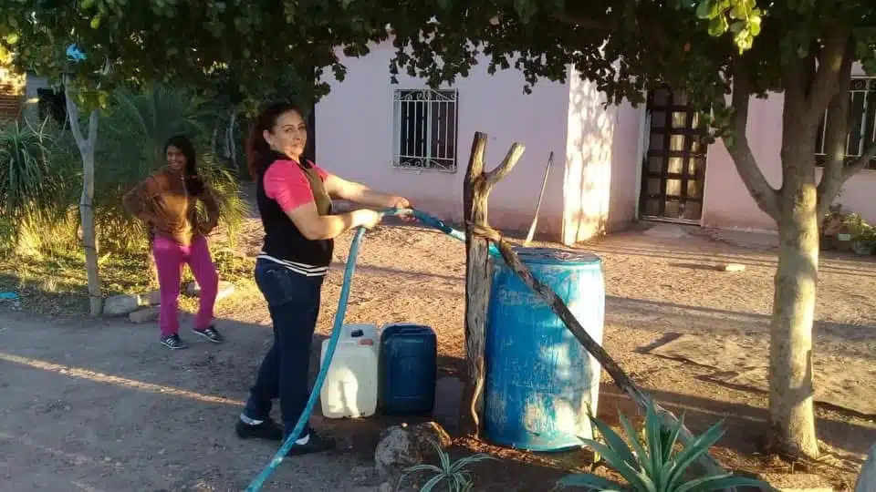 Vecinas del ejido Macapule abasteciéndose con agua proporcionada de las pipas de Japama.