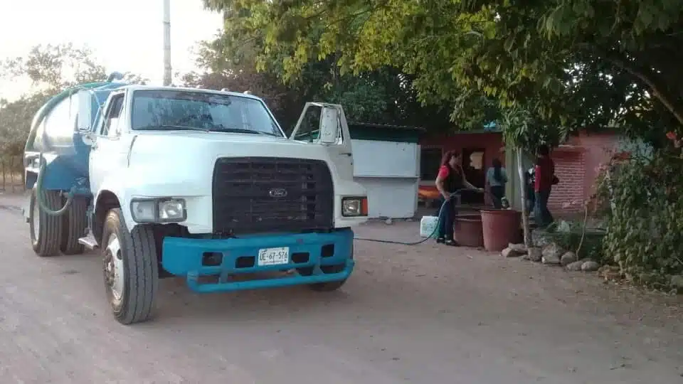 Japama distribuyendo agua en pipas en las comunidades con escasez.