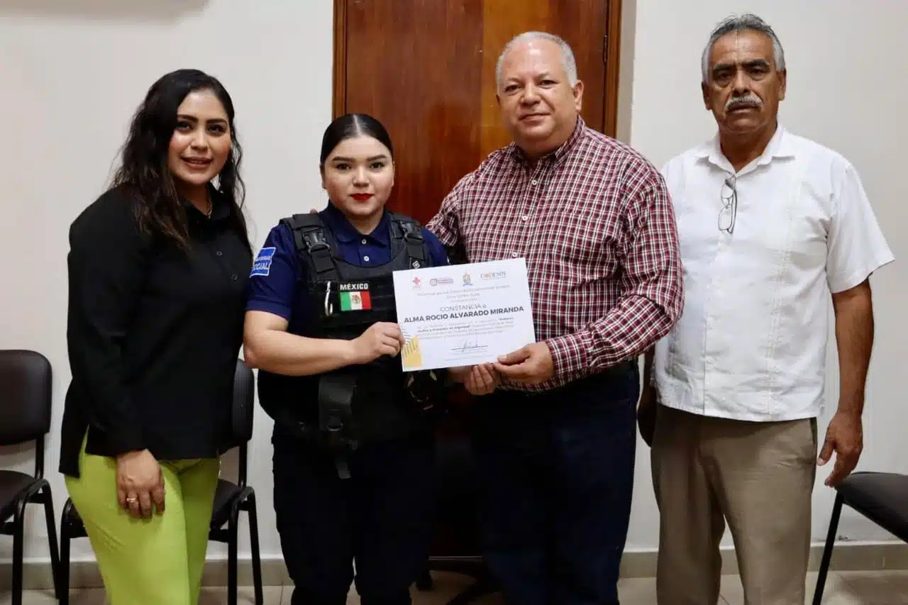 Entrega de las constancias de la capacitación en Primeros Auxilios y Protocolos de Seguridad.