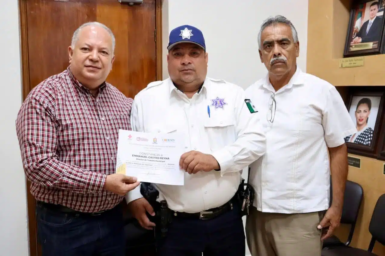 Entrega de las constancias de la capacitación en Primeros Auxilios y Protocolos de Seguridad.