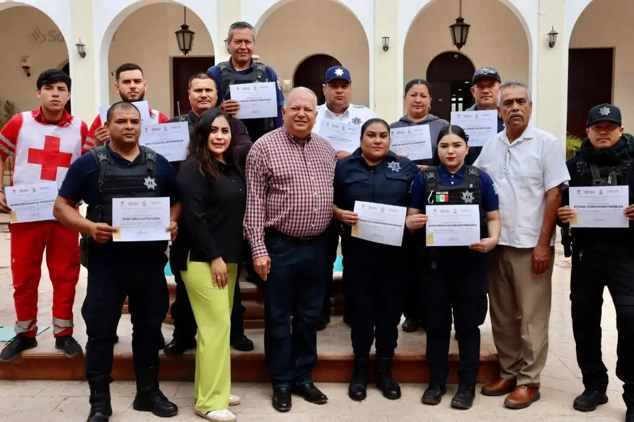 Alcalde Rolando Mercado entregando las constancias de la capacitación en Primeros Auxilios y Protocolos de Seguridad.