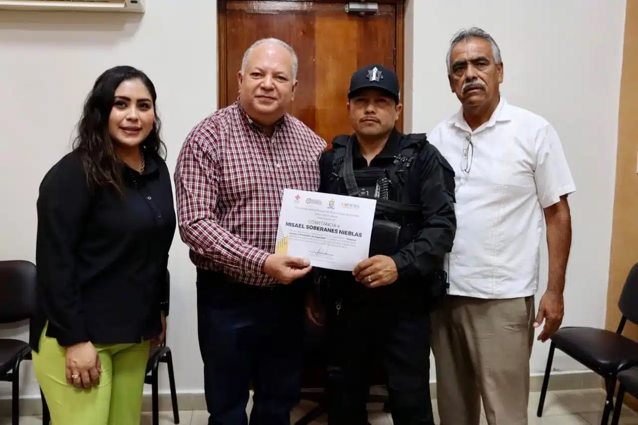 Entrega de las constancias de la capacitación en Primeros Auxilios y Protocolos de Seguridad.