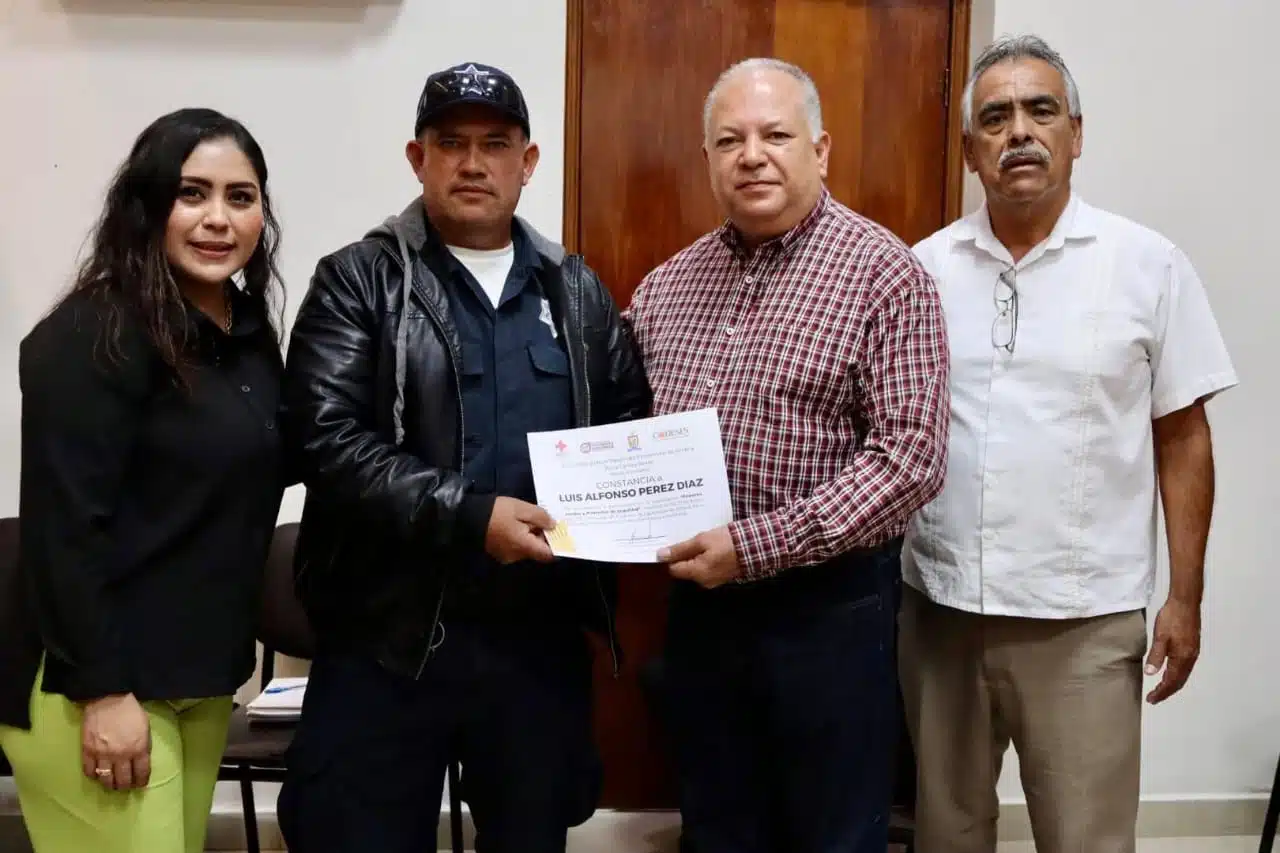 Entrega de las constancias de la capacitación en Primeros Auxilios y Protocolos de Seguridad.