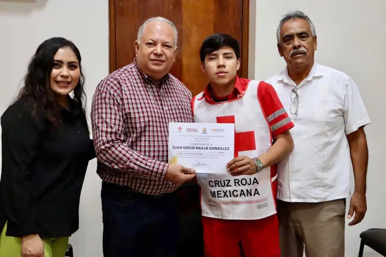 Entrega de las constancias de la capacitación en Primeros Auxilios y Protocolos de Seguridad.