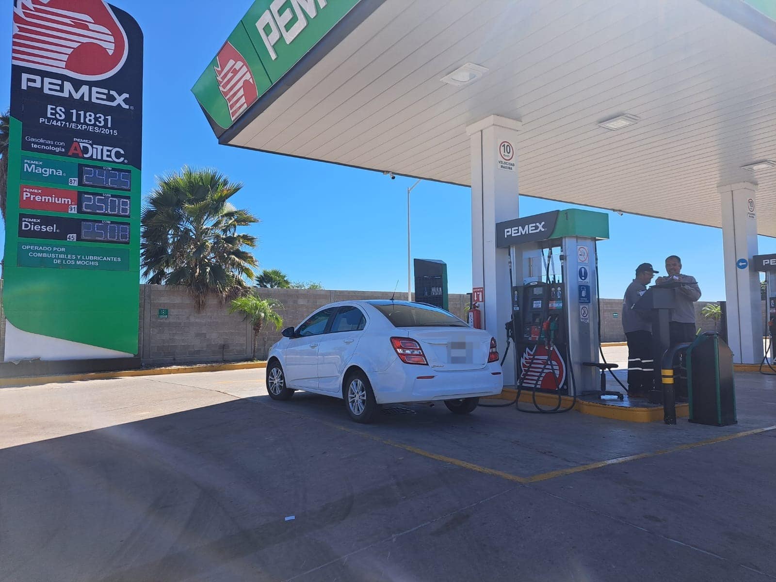 Auto cargando gasolina