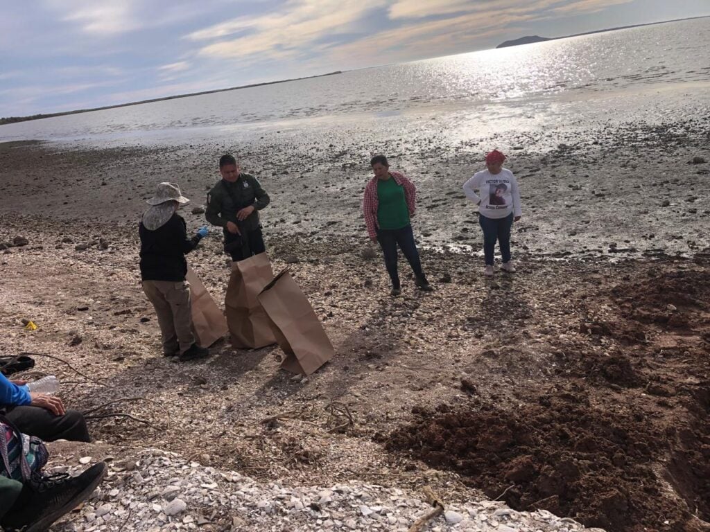 Rastreadoras de El Fuerte junto con los restos encontrados en la bahía de Navachiste.