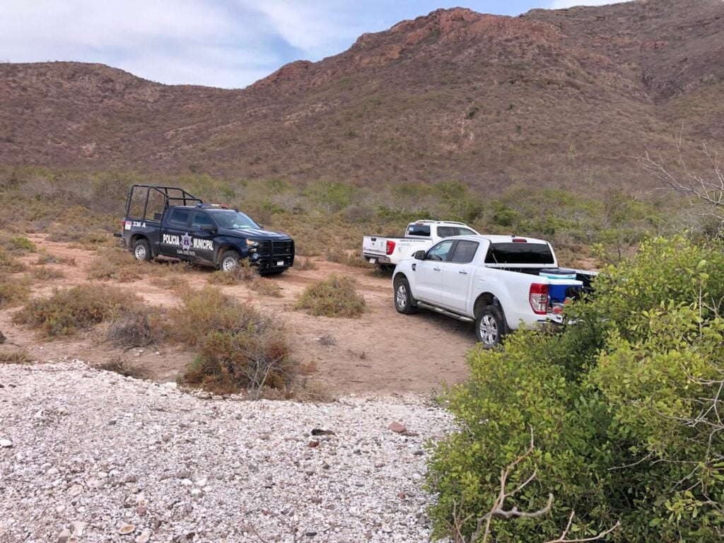 Policía resguardando el área donde se encontraba el colectivo de búsqueda.