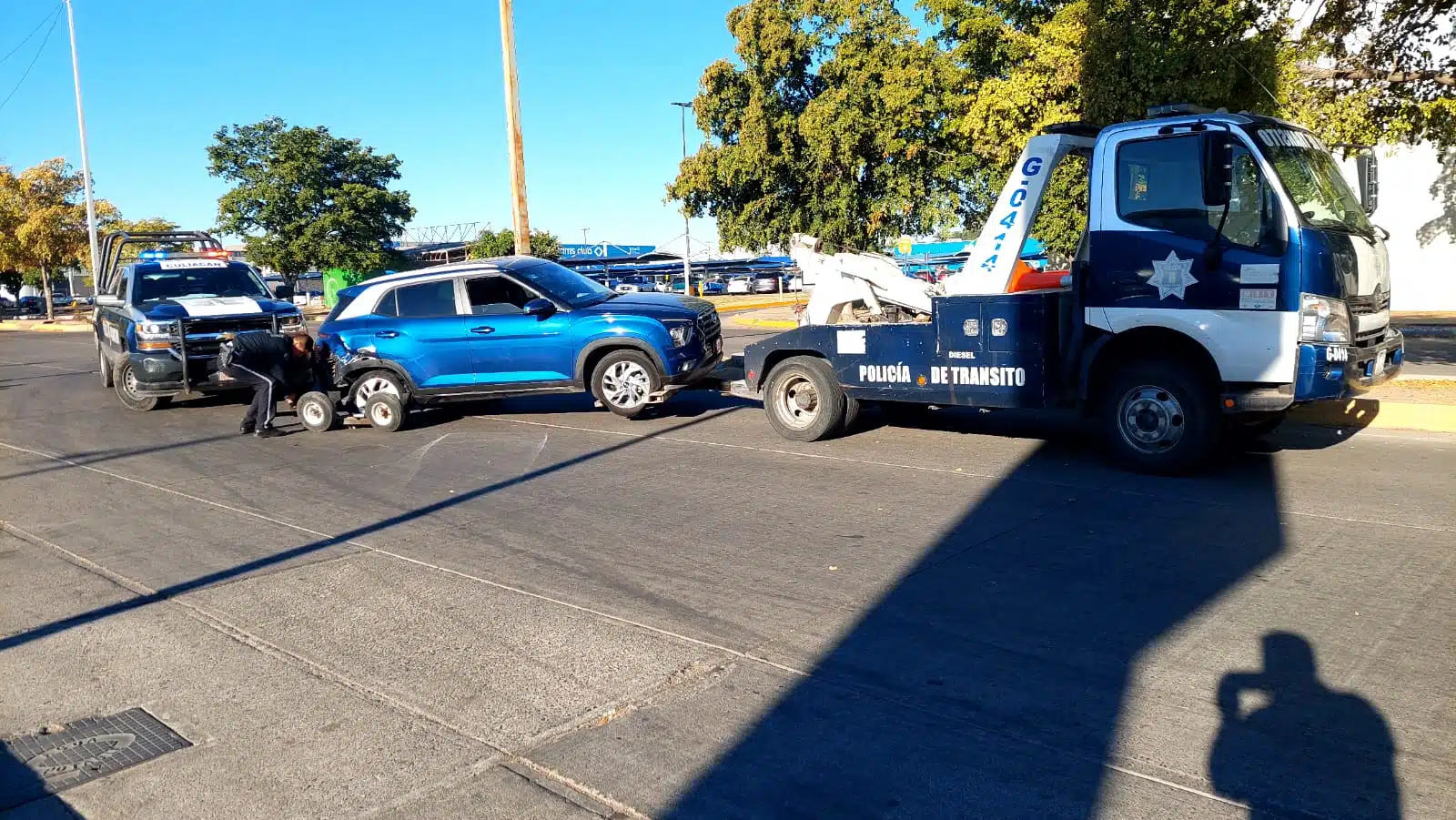 Grúa de vialidad retira la camioneta Hyundai Creta chocada