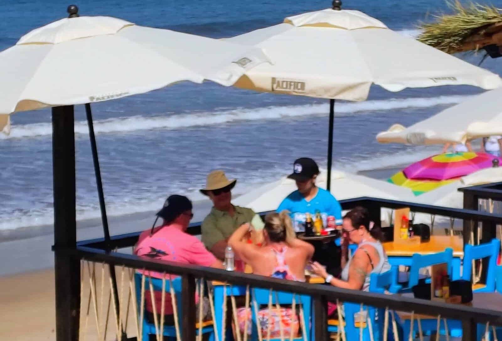 Vistantes de un restaurante de zona de playa en Mazatlán