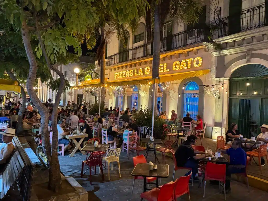 Visitantes en un restaurante cerca de la plazuela Machado