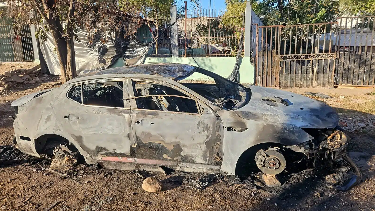 Roban partes de un auto y lo incendian al parecer intencionalmente en Culiacán