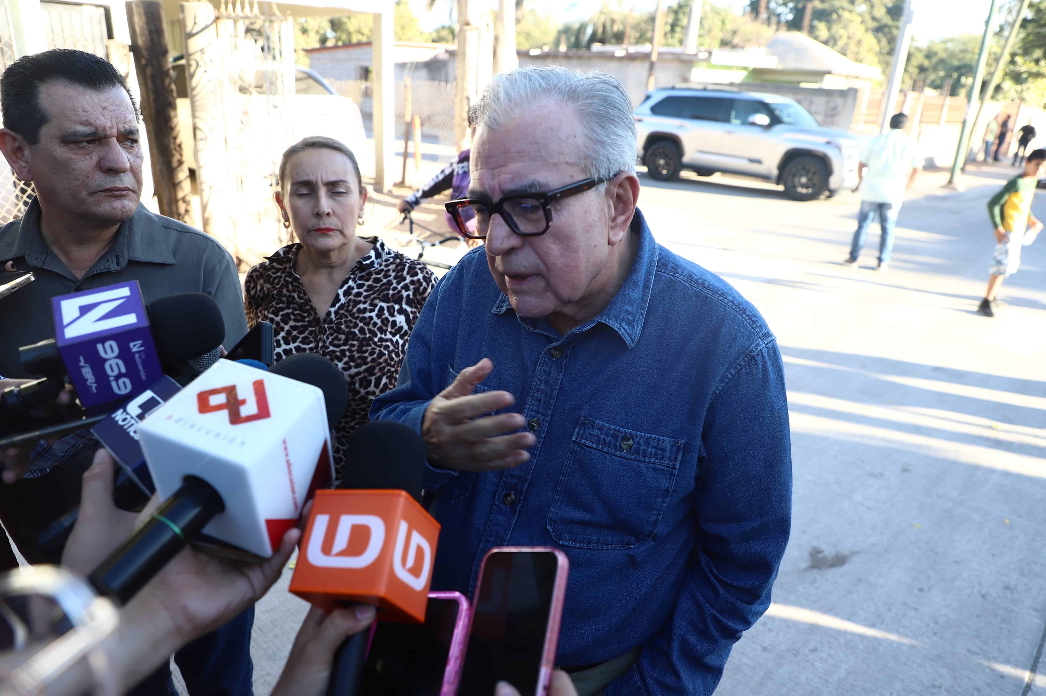 Rubén Rocha Moya habla con la prensa de Sinaloa