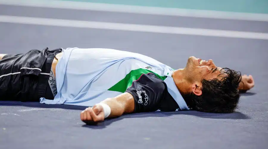 Rodrigo Pacheco tirado en el piso y con una sonrisa tras su participación en el Abierto Mexicano de Tenis en Acapulco.