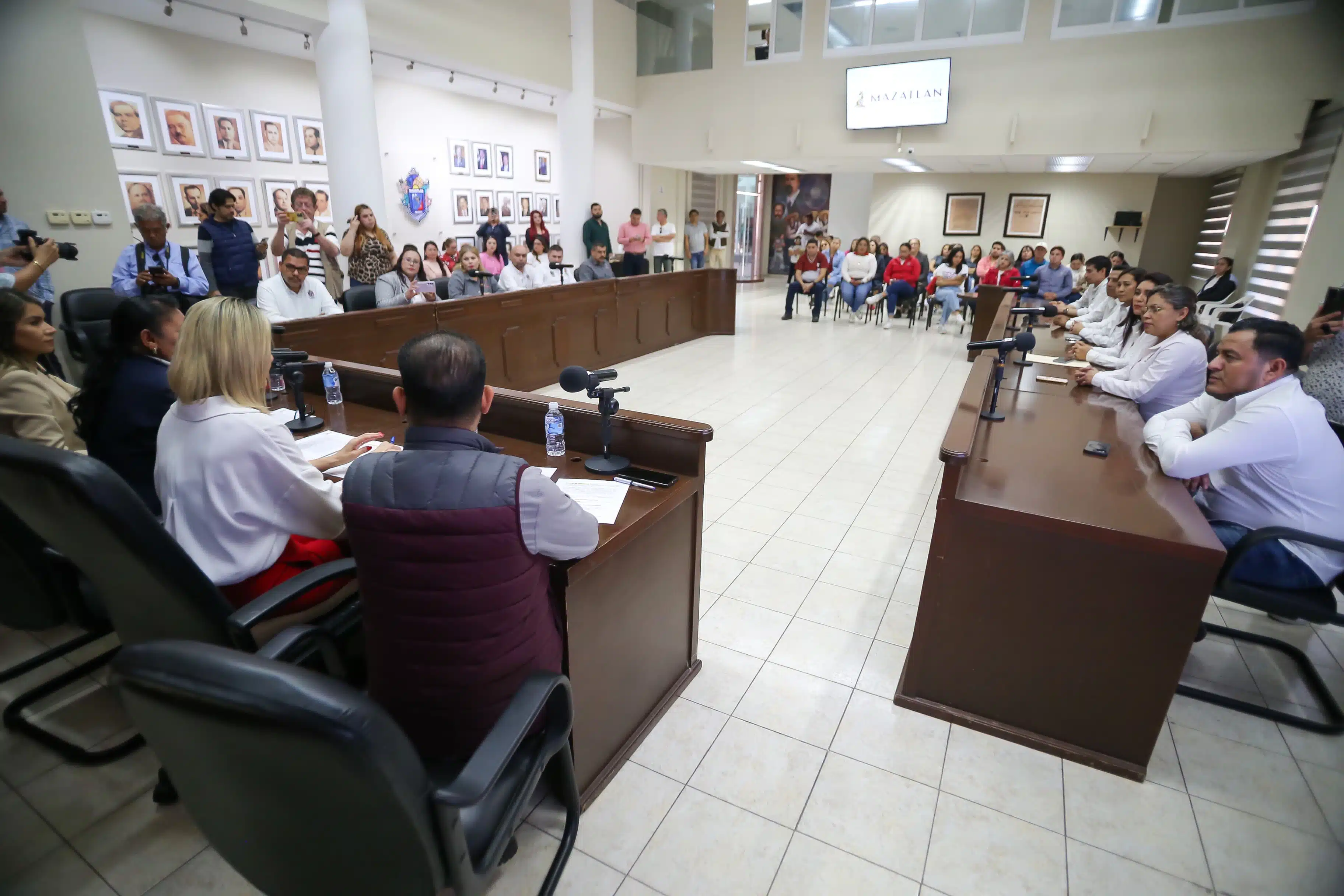 Sala de cabildo en Mazatlán donde se llevó a cabo la firma de convenio.