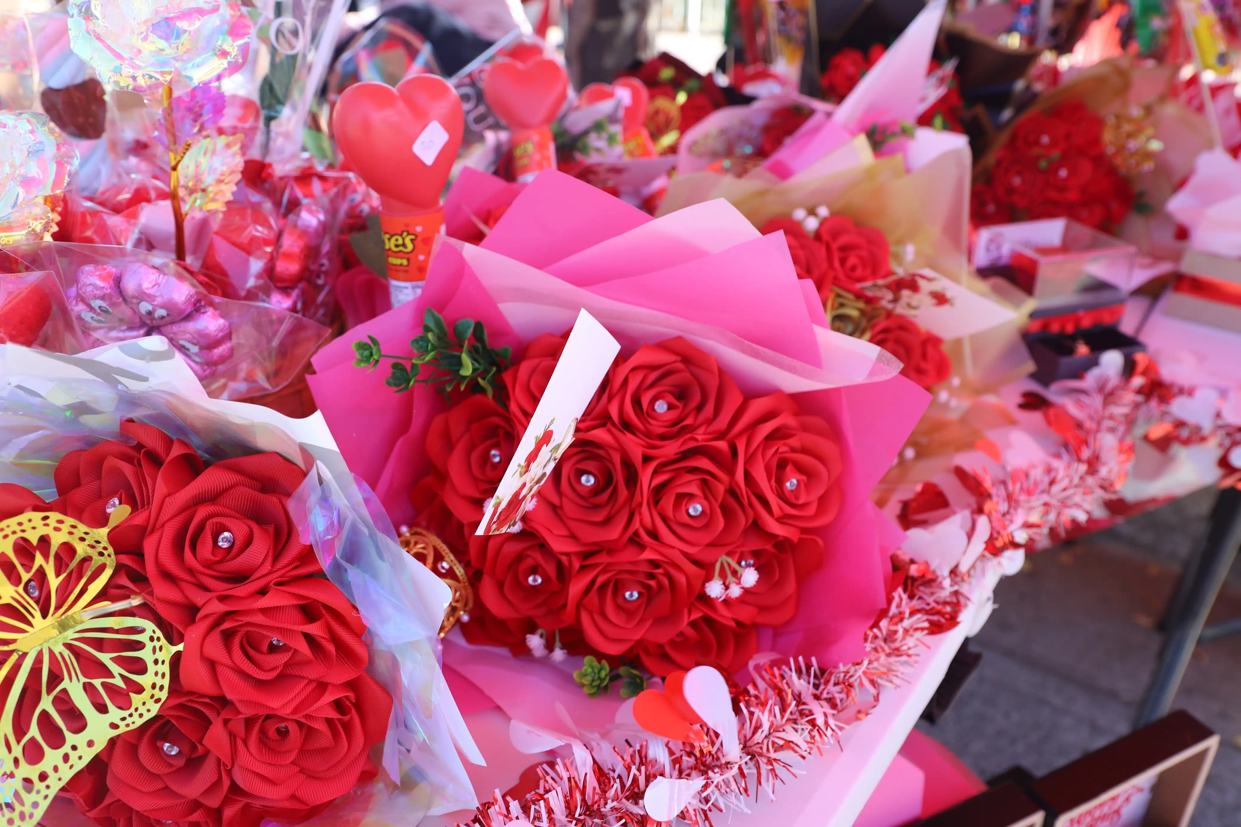 Artículos de San Valentín a la venta en Culiacán.