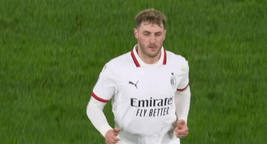 Santi Giménez corre en el campo de estadio