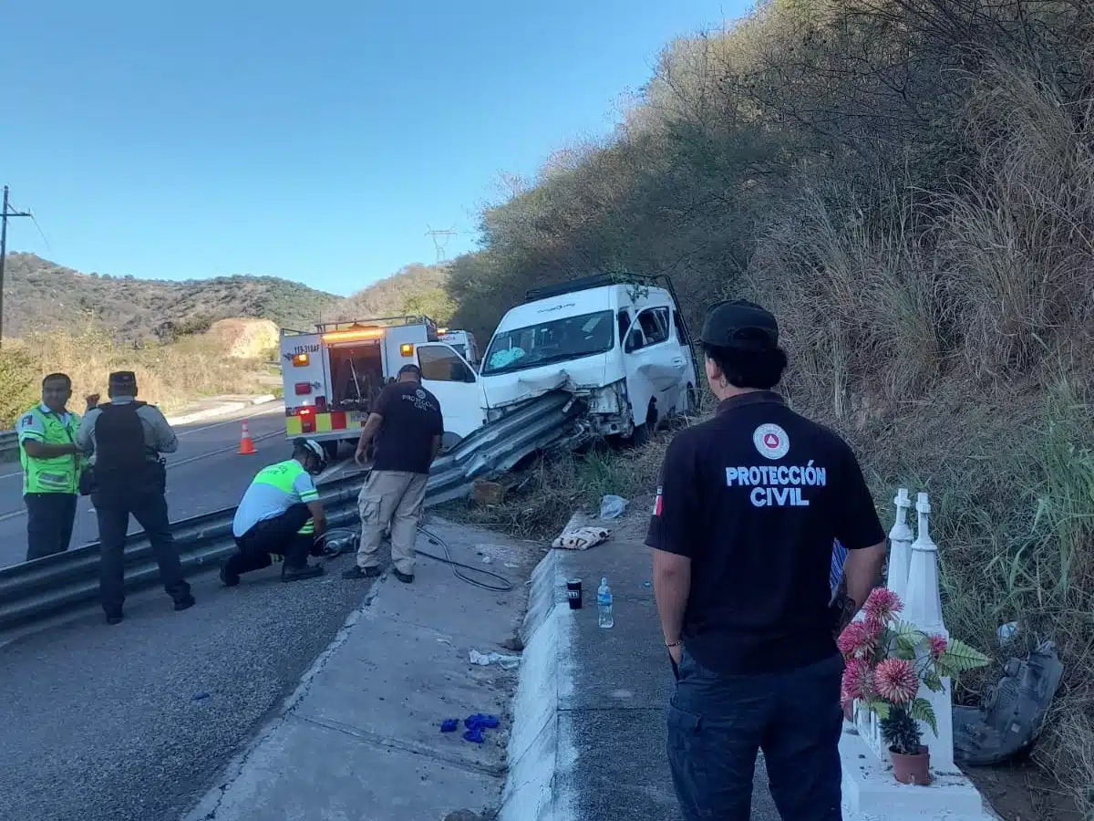 Vagoneta choca con muro de contención