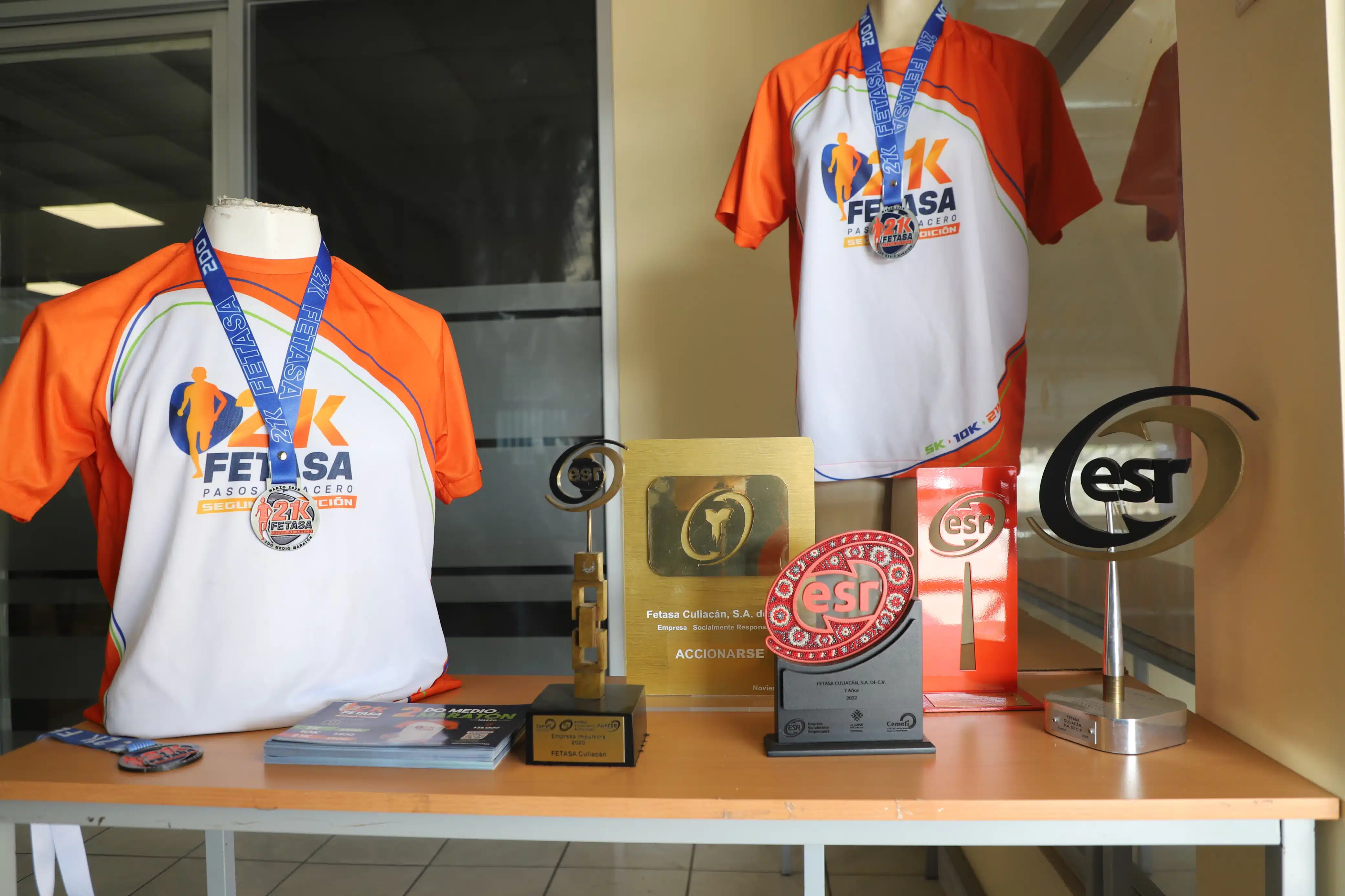 Playeras y medallas del evento