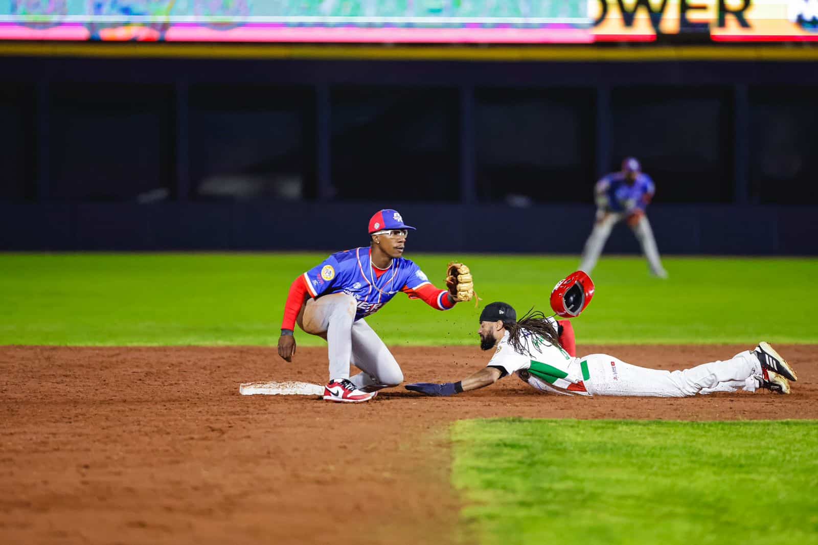 Billy Hamilton de México llegando quieto en la segunda colchoneta en el juego contra Puerto Rico