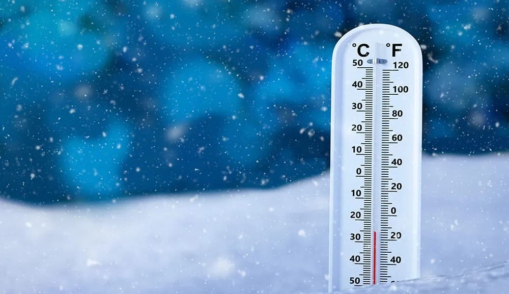 Termómetro con bajas temperaturas y de fondo hay nieve