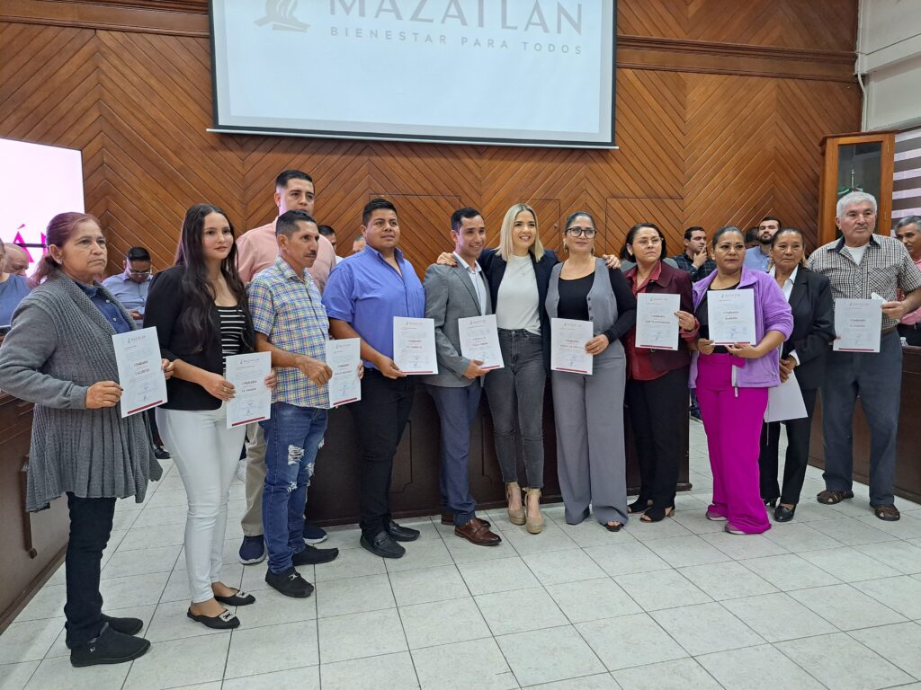 Síndicos y comisarios municipales rinden protesta ante el cabildo de Mazatlán