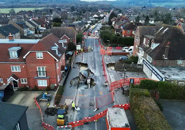 VIDEO: Enorme socavón sorprende en pueblo de Inglaterra; al menos 30 casas han sido evacuadas