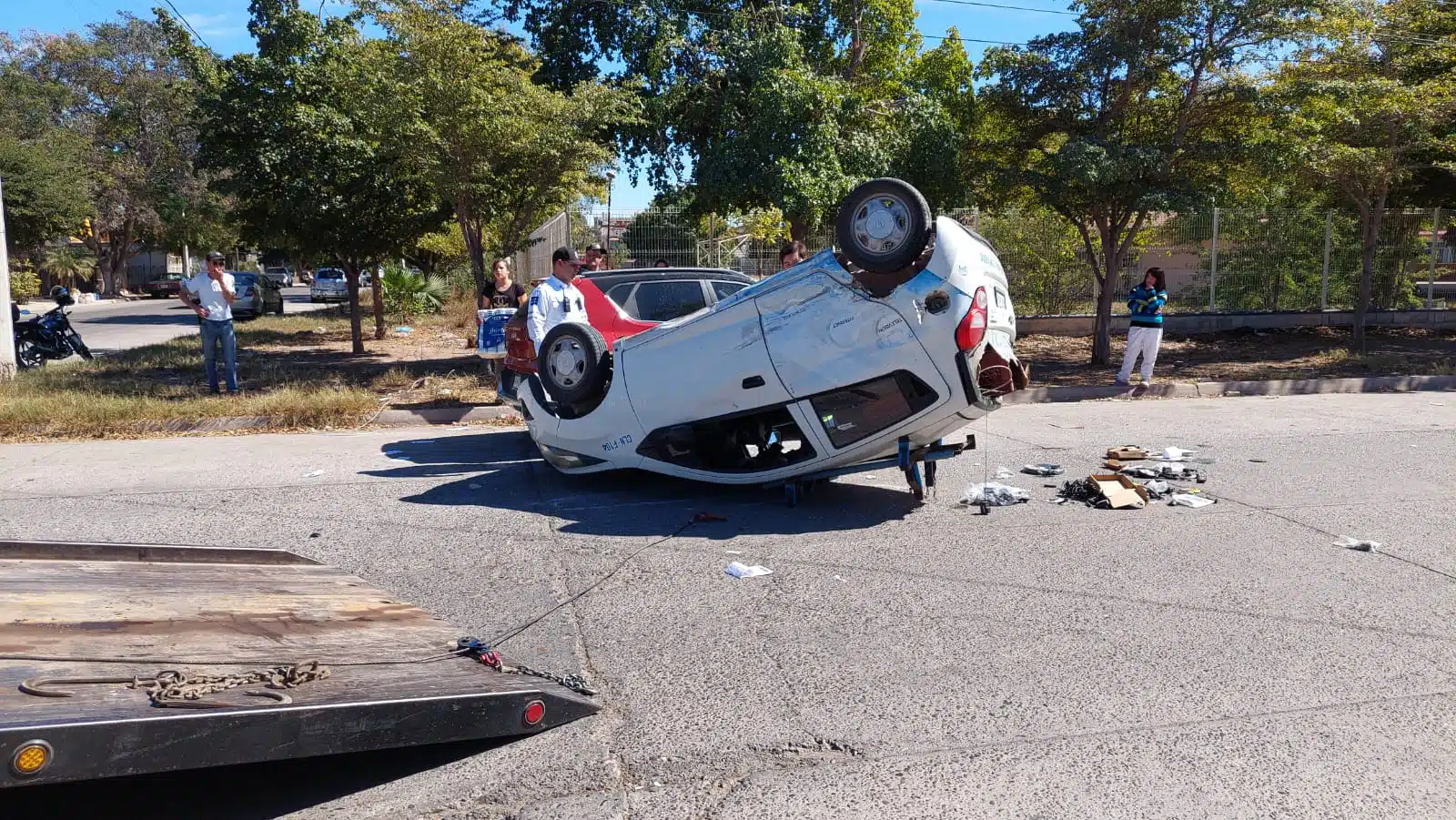 El vehículo Chevrolet Spark tras impactar y volcar en calles de Los Mochis