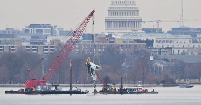 Recuperan fuselaje del avión que colisionó con helicóptero militar en EU, dejando 67 muertos