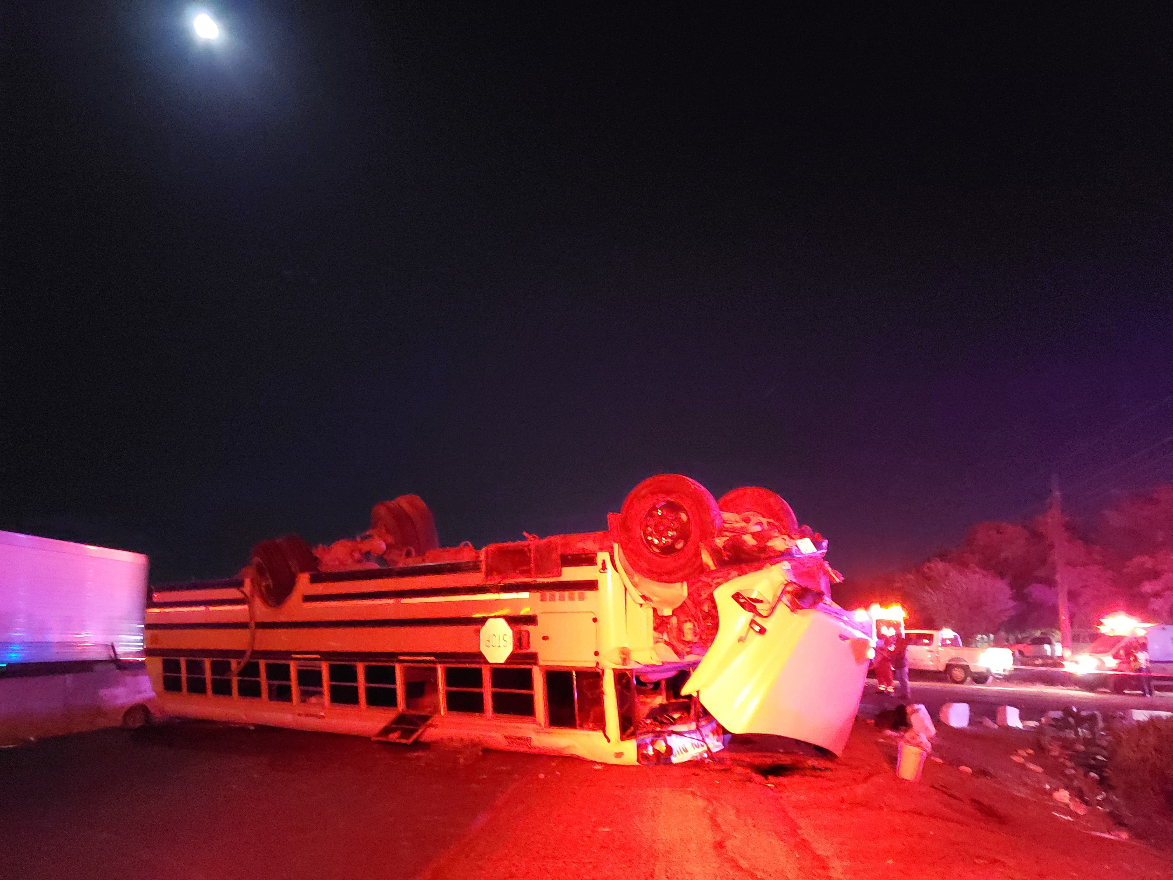 Camión volcado en Guasave