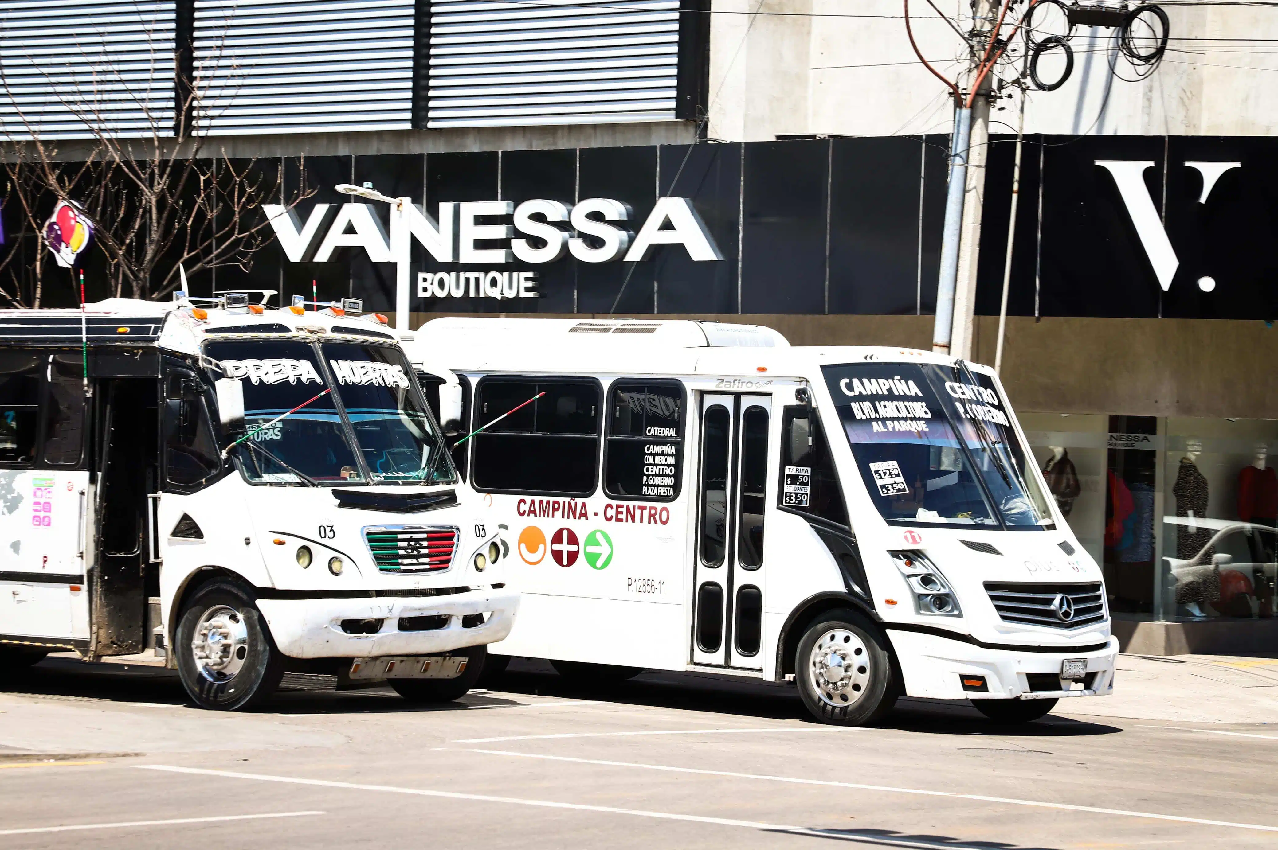 Autobuses del transporte urbano en el centro de Culiacán