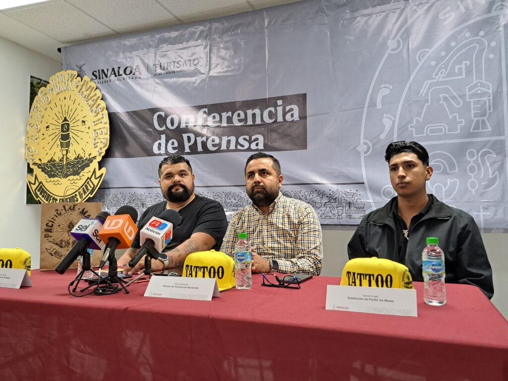 Los organizadores Alejandro Mendo, Daniel Tirado y el director de Industria de Reuniones de la Secretaría de Turismo, Alfonso Reséndiz, en conferencia de prensa.