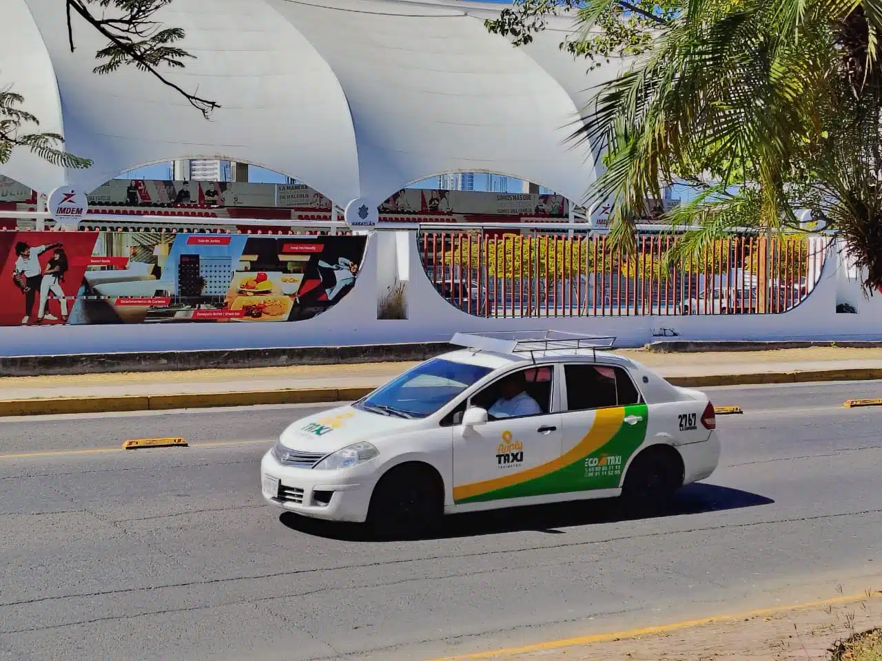 Taxi verde circulando en Mazatlán.