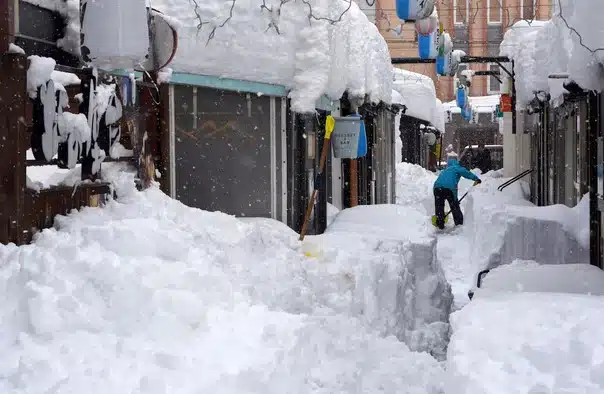 Intensa tormenta de nieve deja 12 muertos y al menos 158 heridos en Japón